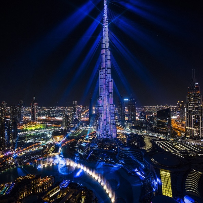 شاهدوا عرض أغنية Skyfall  على واجهة برج خليفة في دبي
