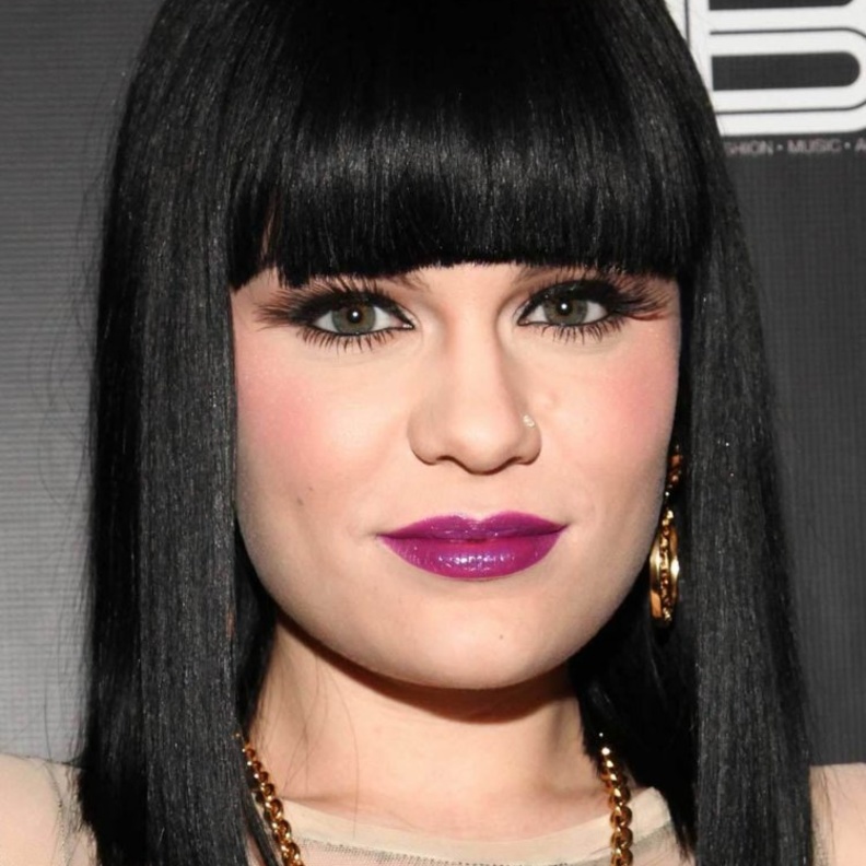 تسريحات ذيل الحصان مع الغرة الامامية من جيسي جي