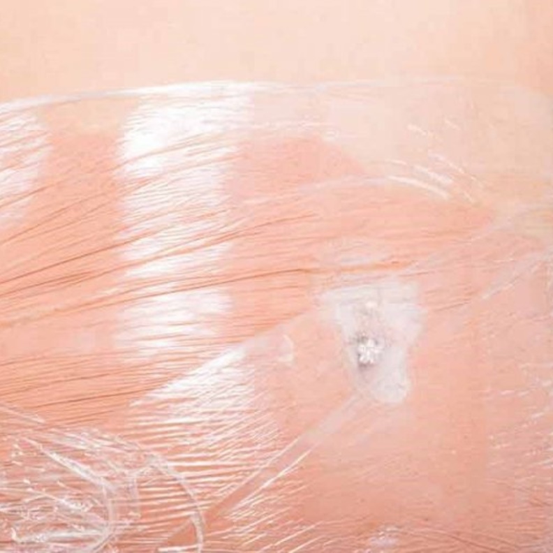 اللف التنحيفي يتم بدهن مناطق معينة من الجسم بالزيوت ثم لفها بالورق البلاستيك