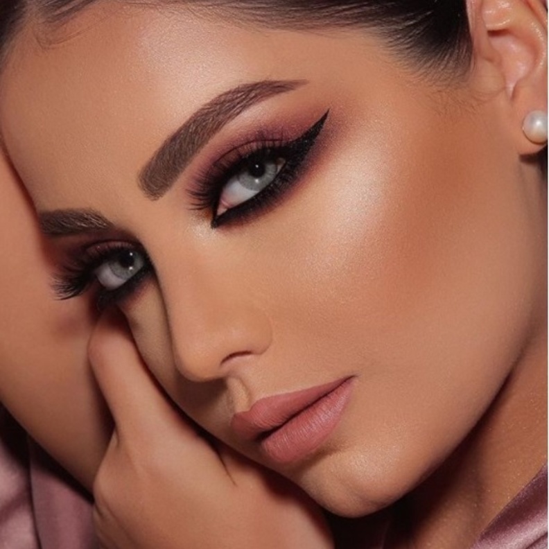 مكياج وردي مع اللمسات البيضاء الجميلة للعروس