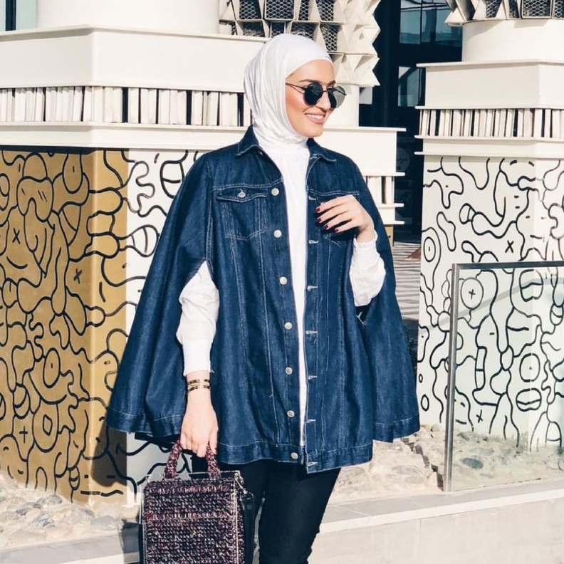 نظارات شمسية مع مع الحجاب الاسود والملابس الكلاسيكية بخطى فاطمة حسام