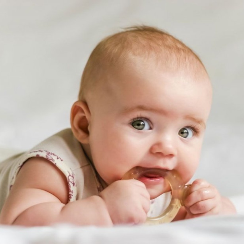  تختلف مراحل التسنين بين الاطفال على حسب حالتهم الصحية وطبيعة أجسامهم