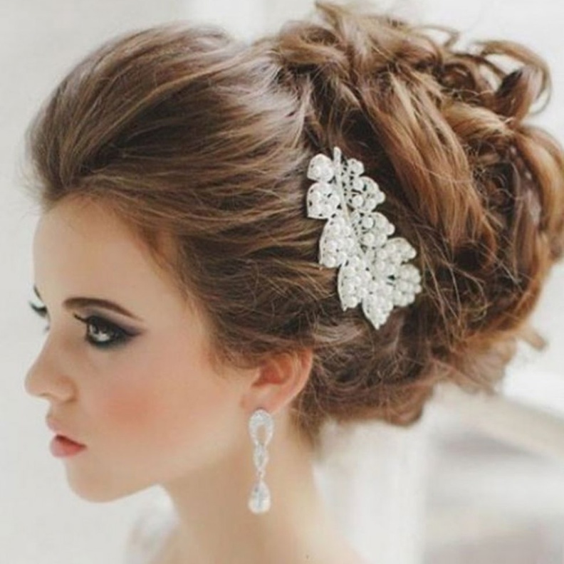 تسريحة منخفضة جانبية للعروس الخليجية