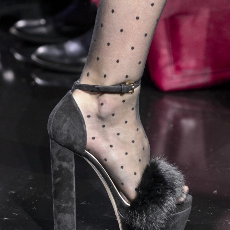 daks حذاء يومي بلون جميل لتعتمديه مع سراويلك العالية الخصر.