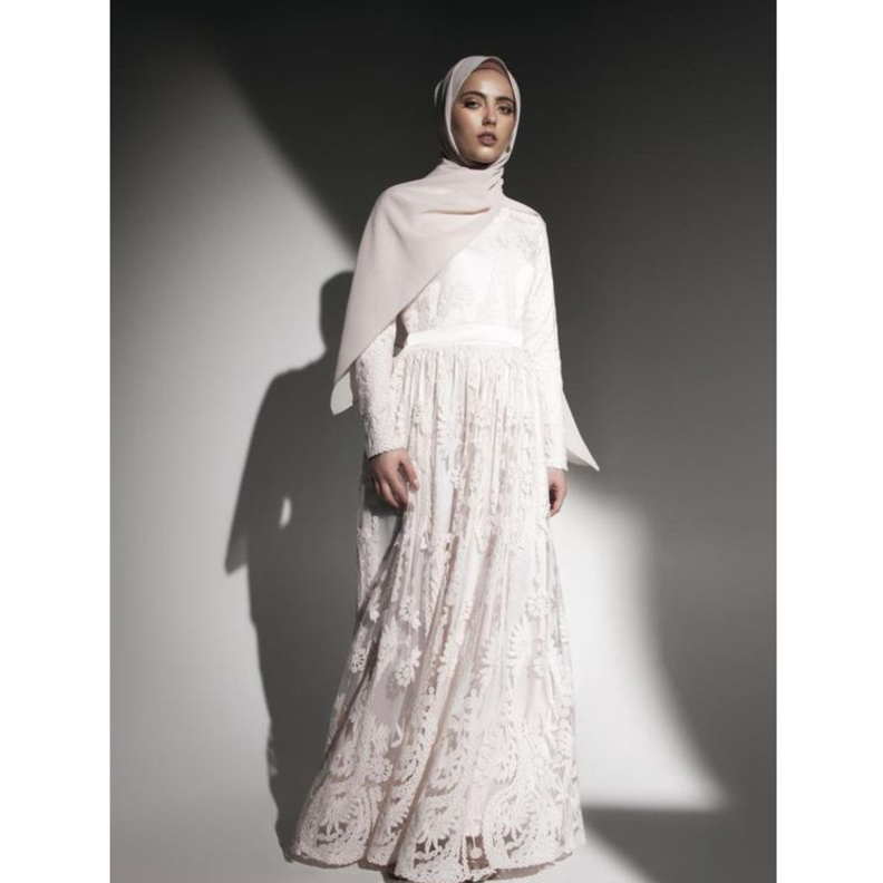 اطلالات ناعمة وجذابة للمحجبات بفساتين الدانتيل الطويلة والأنيقة