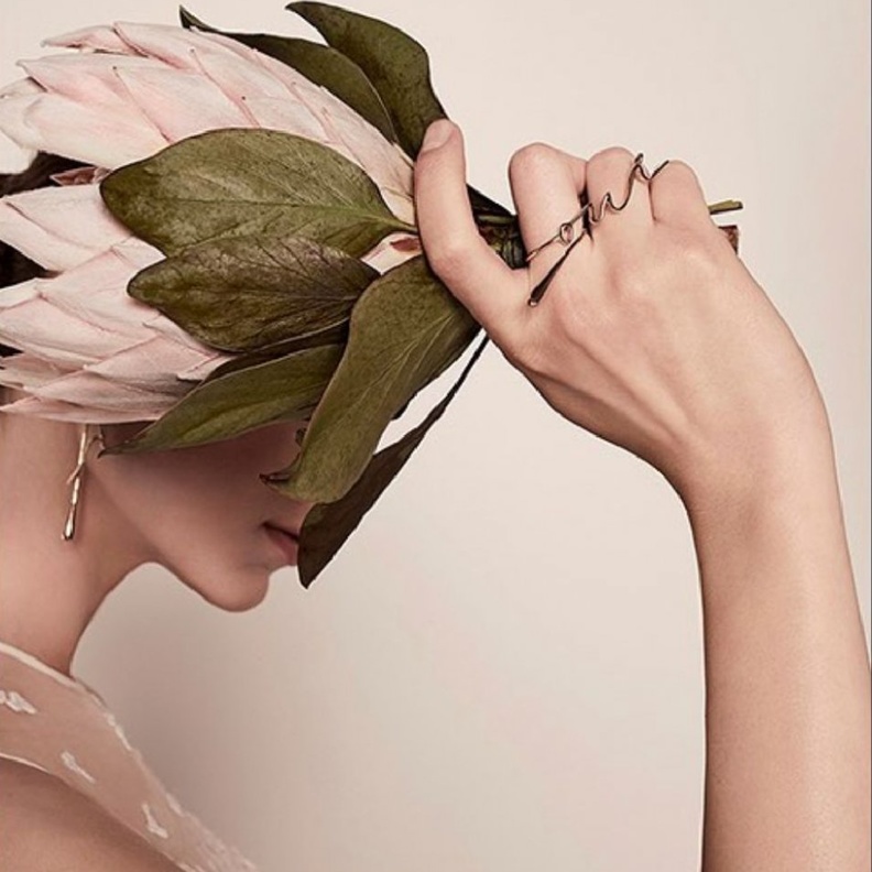 فستان من الدانتيل والتول من ايلي صعب بلون البيج 