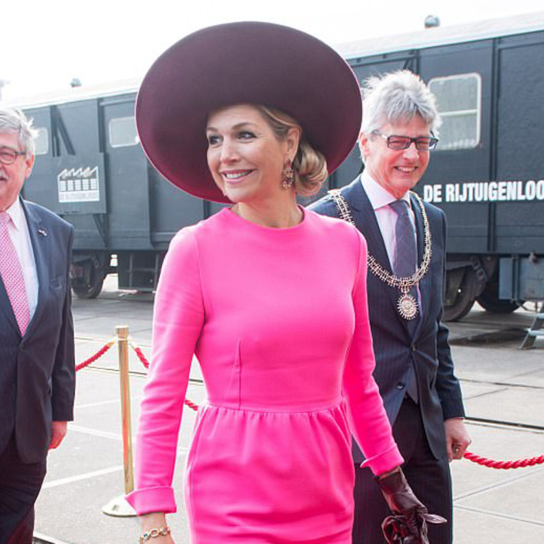 الملكة ماكسيما في إطلالة أنيقة باللون الوردي النيون