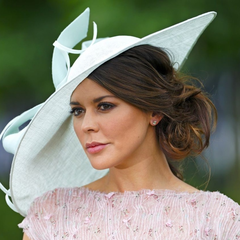 تسريحات شعر وقبعات لسباق كأس دبي العالمي