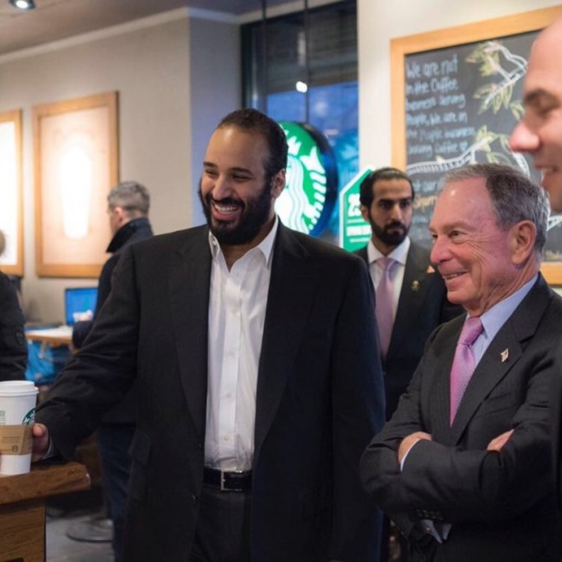 سمو ولي العهد في ستاربكس خلال زيارته إلى نيويورك