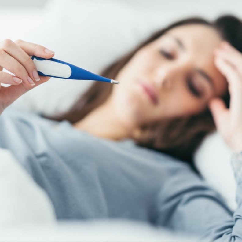 الحمى من أبرز أعراض مرض الكلب 