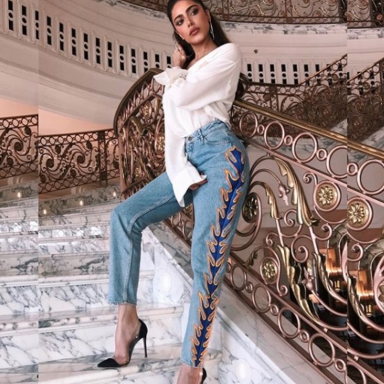 فاطمة المؤمن في فستان باللون الأبيض