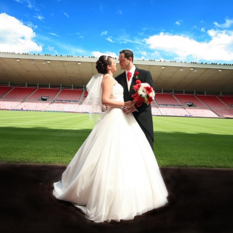 ظاهرة الاحتفال بالزفاف في الملعب الرياضي منتشرة في بريطانيا والولايات المتحدة.