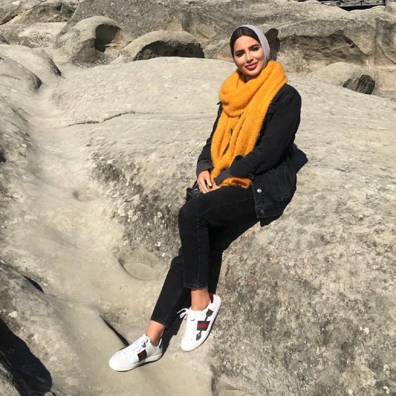 ديما الأسدي تعتمد اللون الأصفر كلون لإطلالتها اليومية.