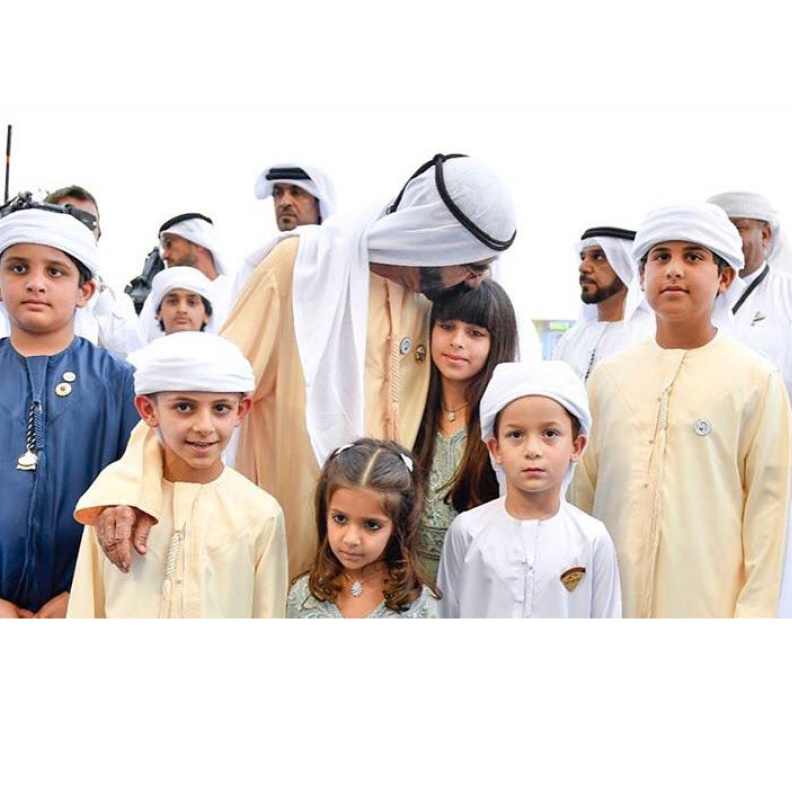 الشيخ محمد بن راشد مع أحفاده خلال سباق كأس دبي العالمي