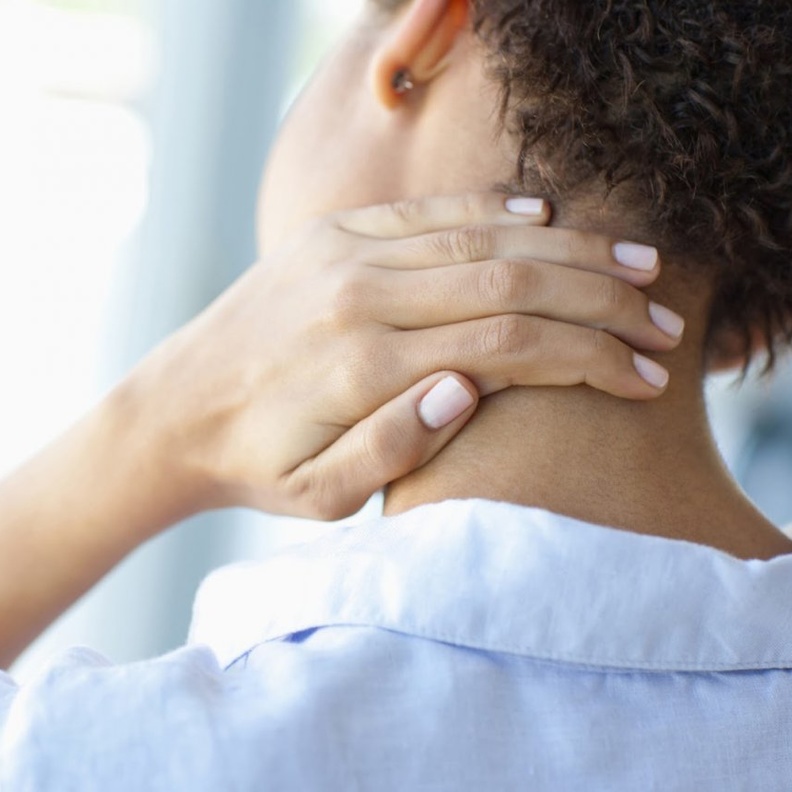 تشنج الرقبة من أعراض التهابات فقرات العنق