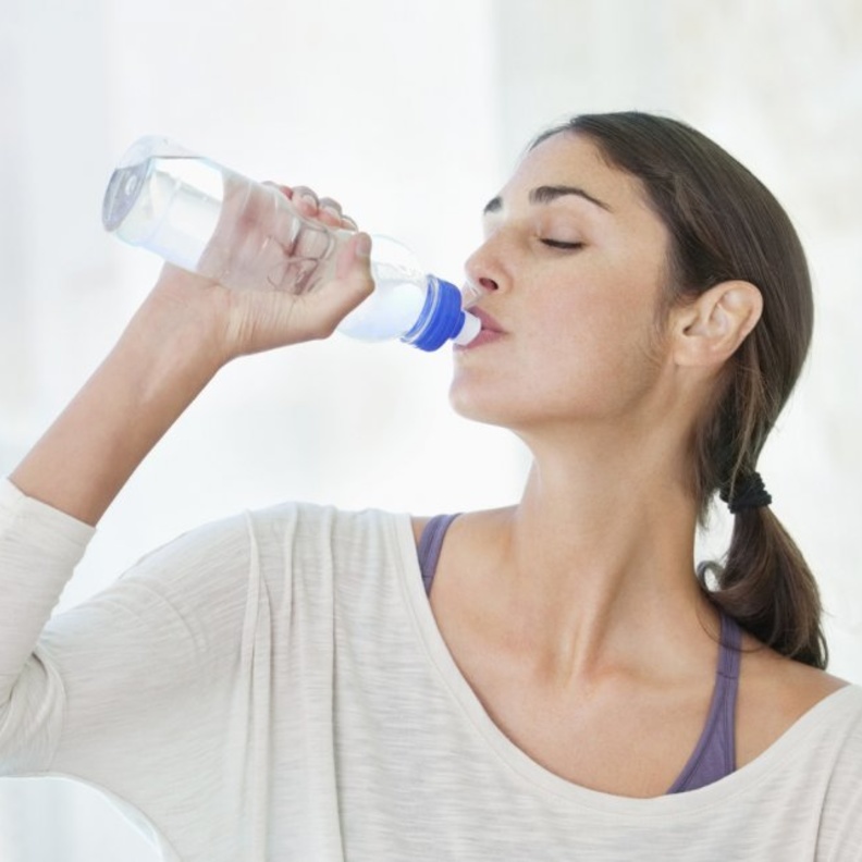شرب الماء يقلل من التوتر الذي يرافق الحيض
