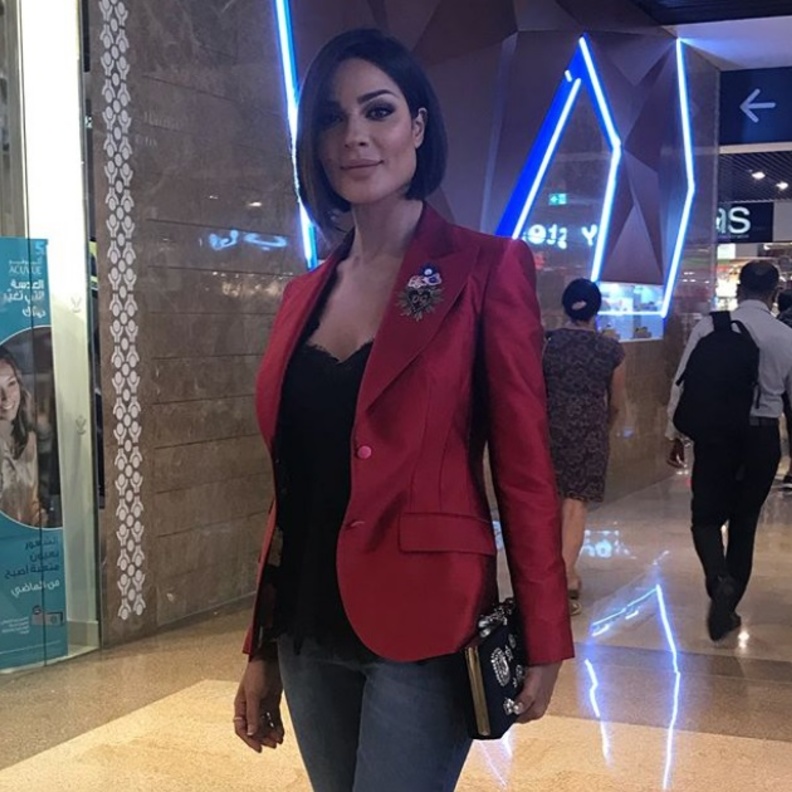 أطلت نجيم بلوك انيق وعصريّ مميّز تألف من جاكيت حمراء من دولتشي اند غابانا