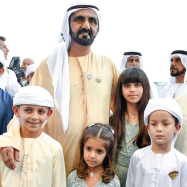 الشيخ محمد بن راشد مع أحفاده خلال سباق كأس دبي العالمي