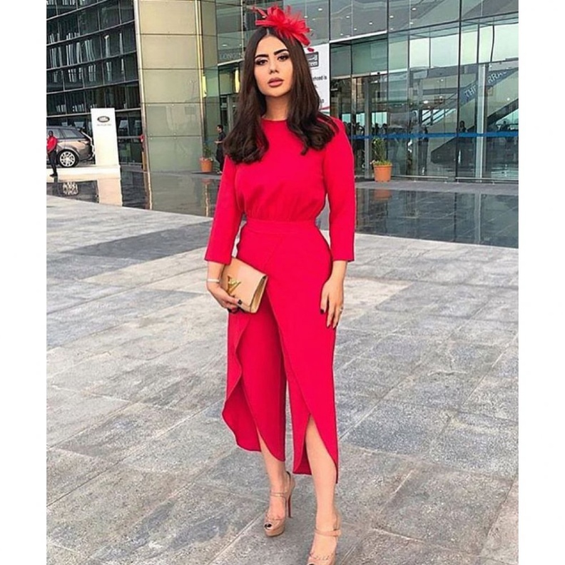 فستان مطبع بالورود باللون البرتقالي مع القبعة البيضاء