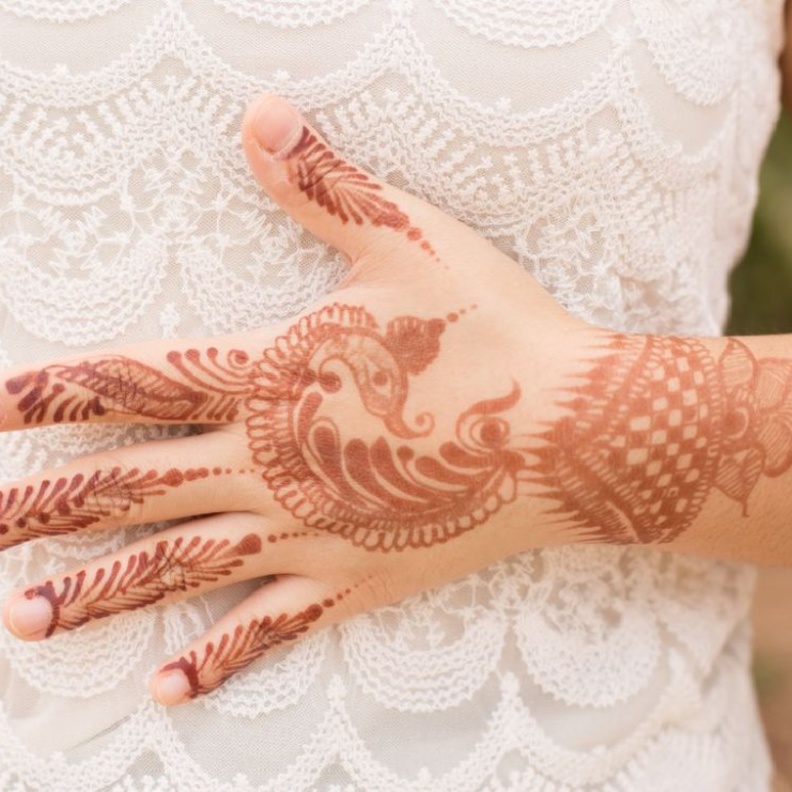 نقش ناعم على الاصابع ممتد الى اليد