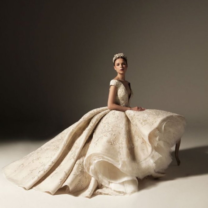 فستان من جورج شقرا بالاكمام الطويلة