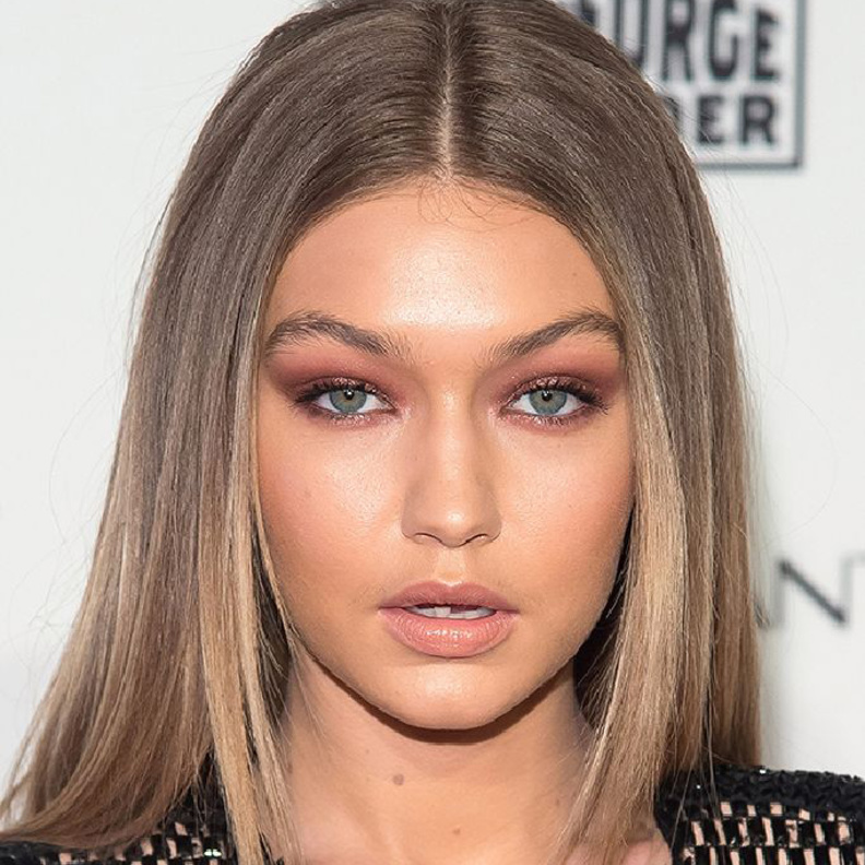 مكياج الظلال المشمشي البراق مع اطلالة اوليفيا وايلد