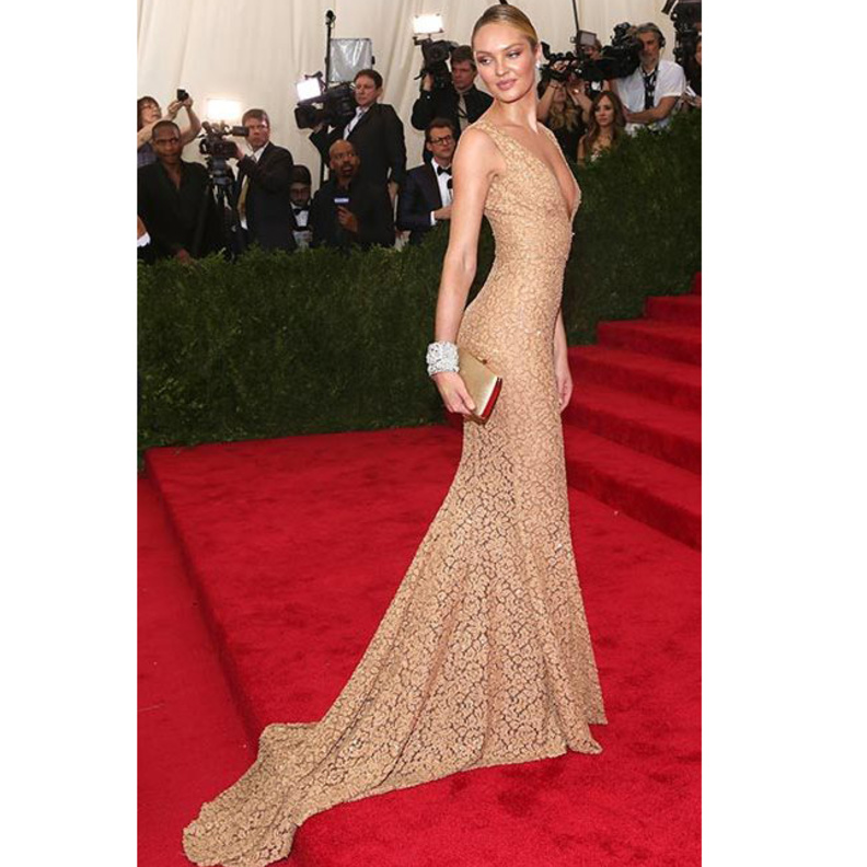 بري لارسون بفستان من كالفين كلاين