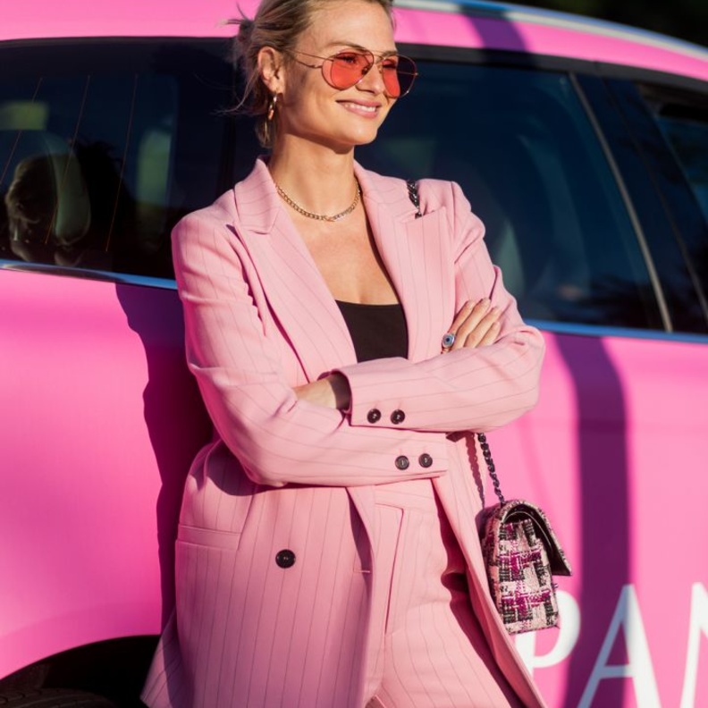 اطلالات شبابية لافتة تضمنينها مع النظارات الشمسية الملونة