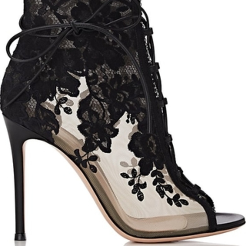 حذاء بوت الجوارب بطلبعة النمر الجريئة وقصة امامية حادة من Balenciaga