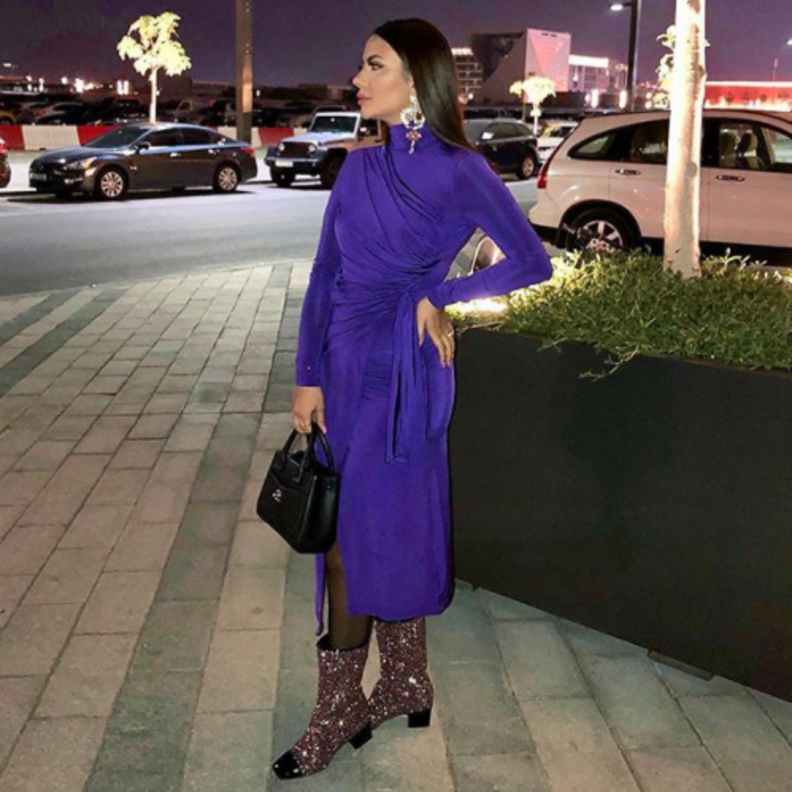 علا فرحات تختار البنفسجي الغامق مع اللون الابيض الملكي