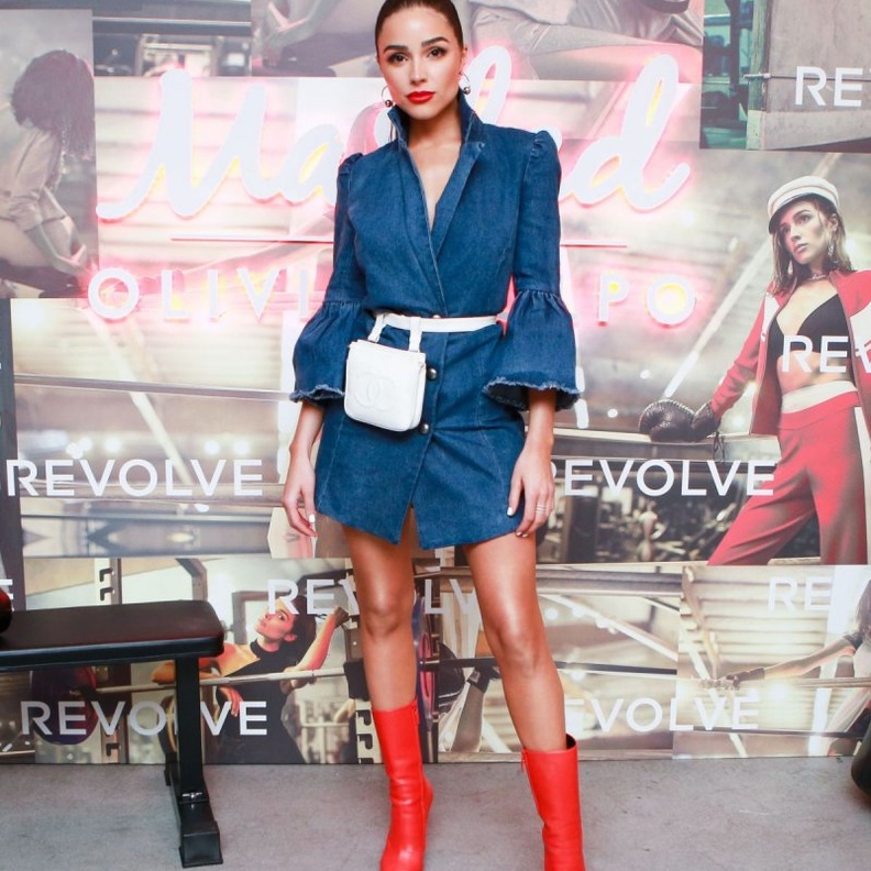 فستان ميدي أبيض نسقته أوليفيا كولبو مع جزمة عالية فوق الركبة