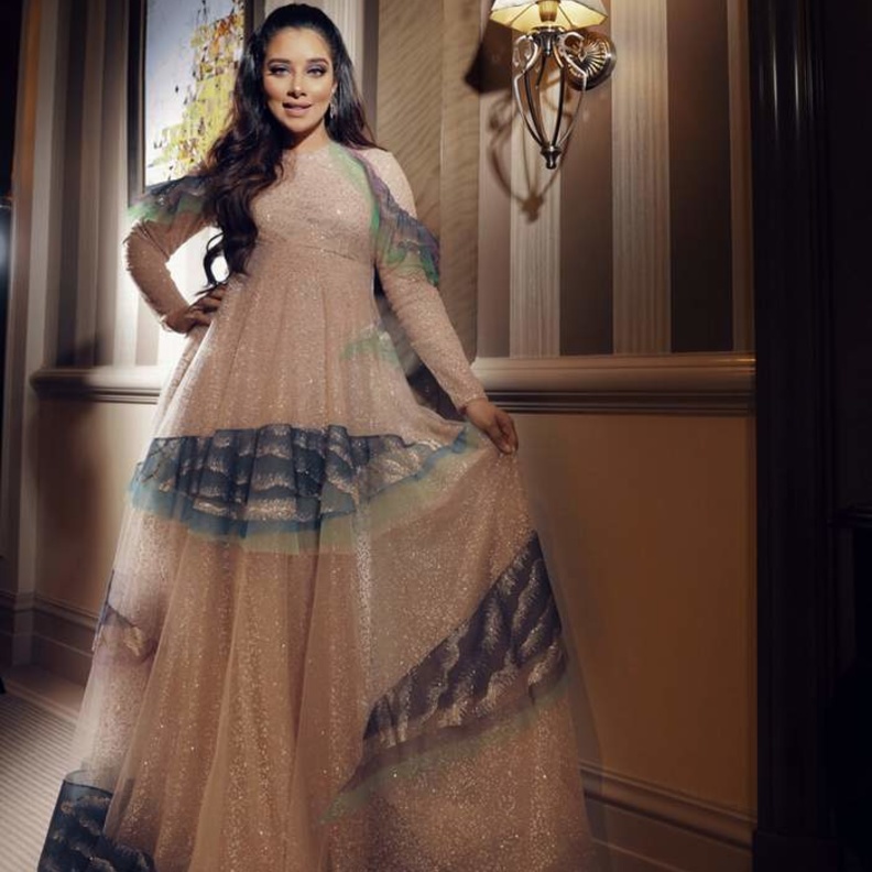 فستان سهرة طويل باللون الابيض