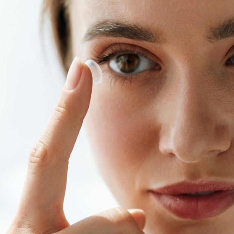 العدسات اللاصقة