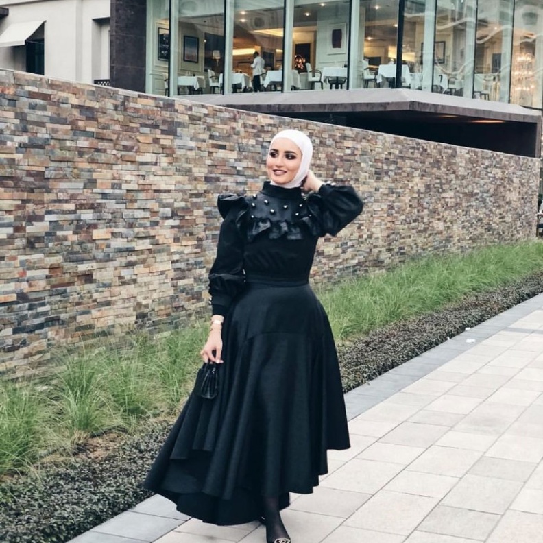 دلال الدوب تنسق الحجاب الابيض مع اطلالتها بالابيض والاسود