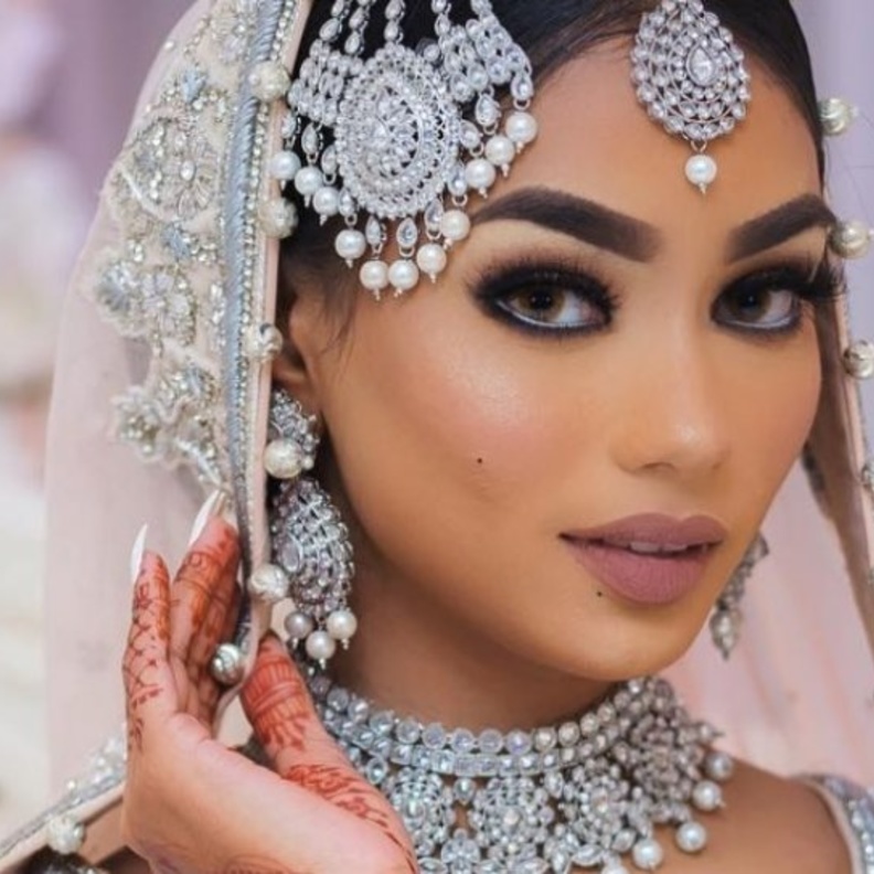 مكياج جذاب من منى النعمان