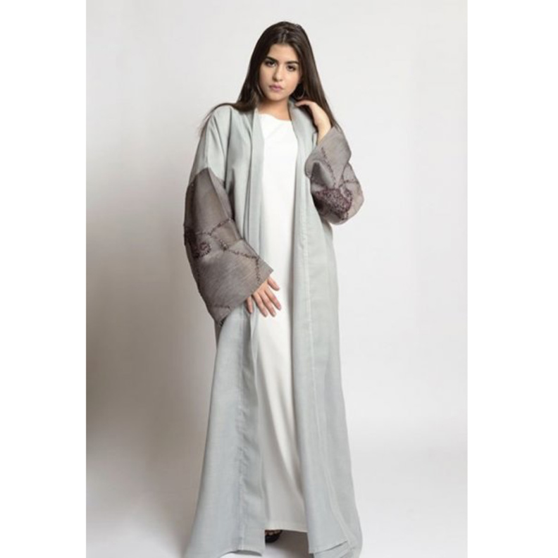 عباية بأسلوب مينيمالي من تصميم حصة الشعالي