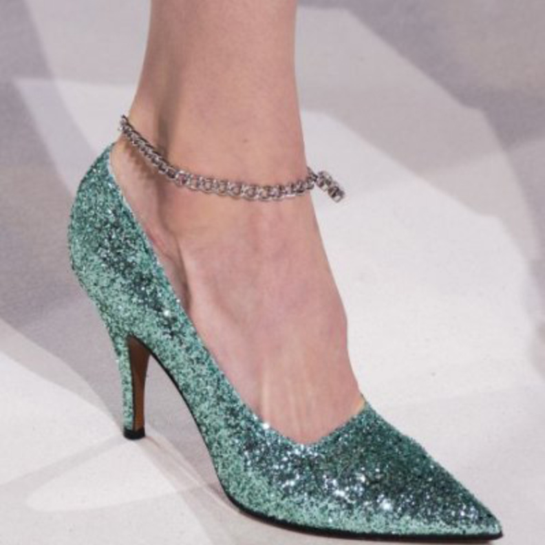 اشكال خلخال القدم مع الخرز الابيض من دار Zimmermann