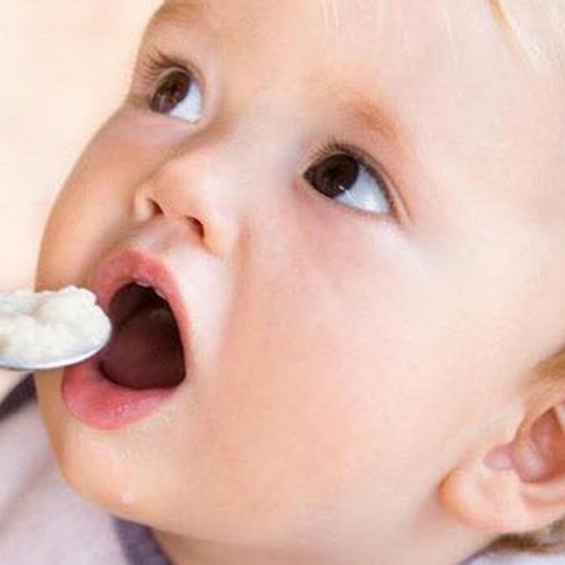 يستطيع الطفل تناول الطعام بدءا من الشهر الرابع او السادس من العمر