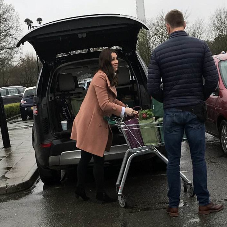 كيت ميدلتون تتسوق في سوبر ماركت ويتروز