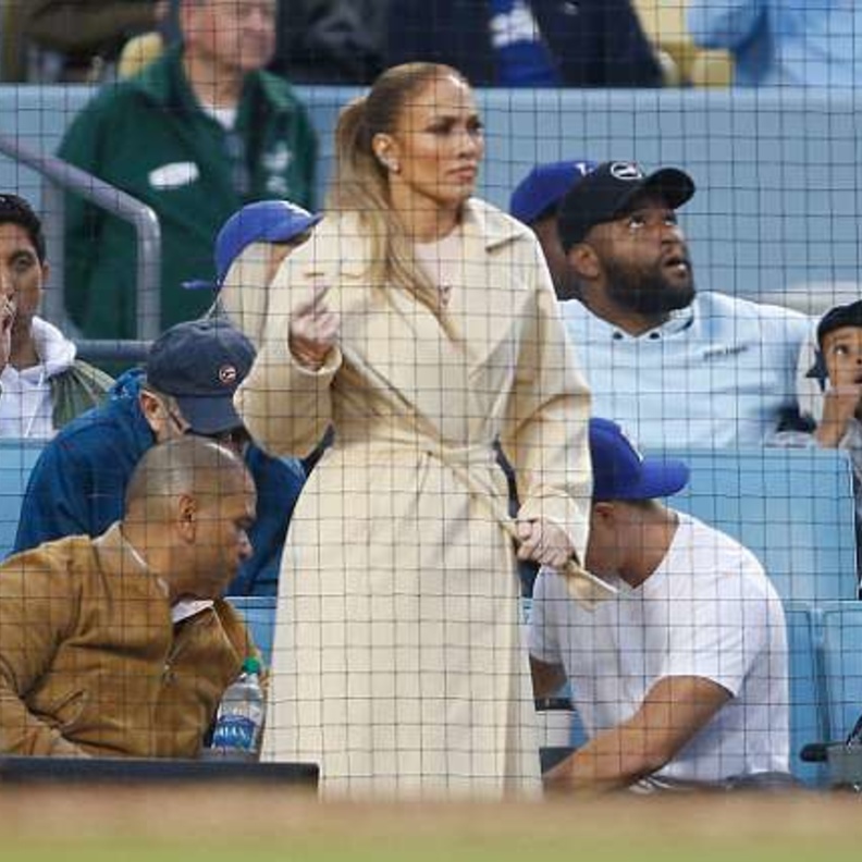 جي لو خلال متابعتها مع العائلة لمباراة رياضية