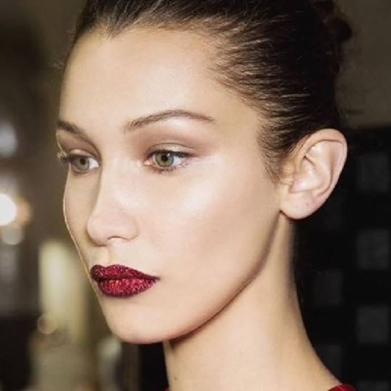 روج الجليتر باللون الأحمر الجذاب