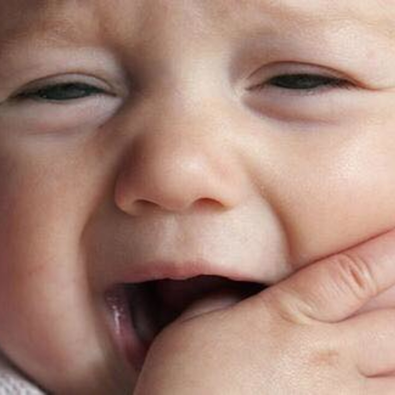 كيفية علاج آلام التسنين عند الاطفال وترتيب ظهور الاسنان