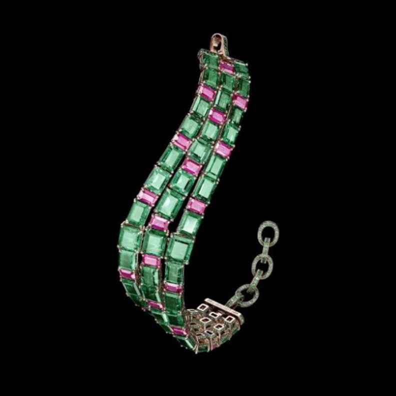 قلادة رائعة بأحجار من الوان الربيع المبهجة من مجموعة بلغاري Bvlgari 