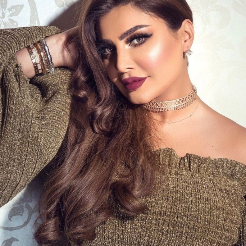 امل العوضي وحلق من الاحجار الكريمة الناعمة