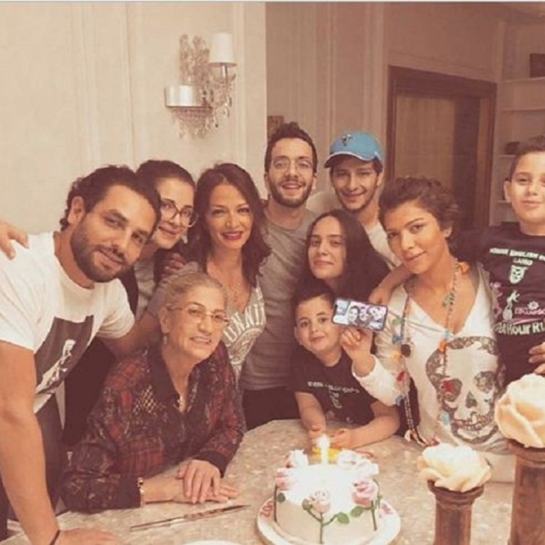 اصالة مع عائلتها