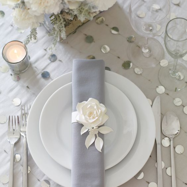 افكار لزينة ديكور عصري بلمسات اللون الفضي.