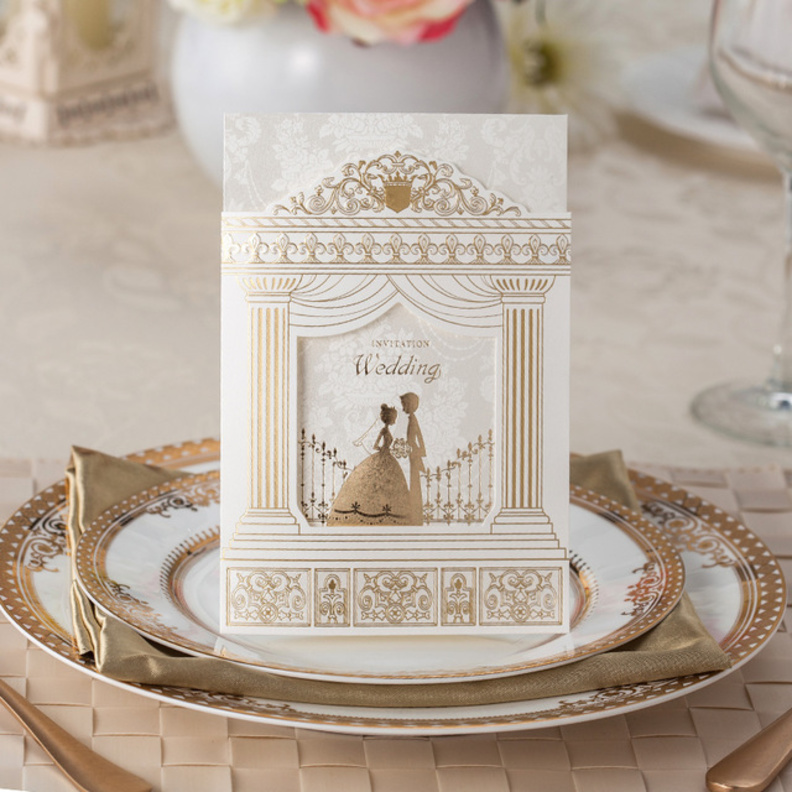 بطاقة دعوة بتصميم فستان زفاف