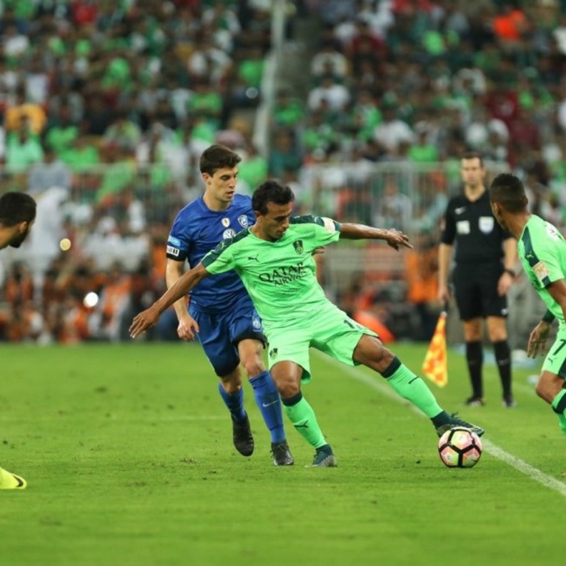 حكام أجانب يديرون لقاء الحسم في الدوري السعودي