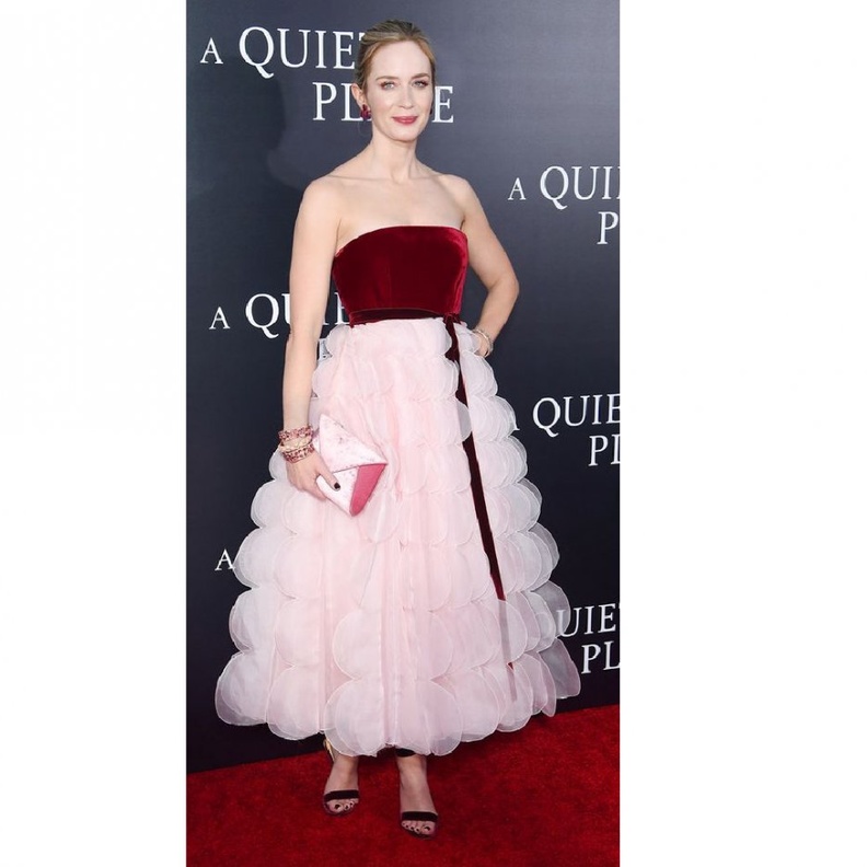 لوبيتا نيونقو ‏Lupita Nyongo‏ تختار فستان مستقيم يصل الى الركبة باللون الاصفر مع الزخرفات ‏والرسمات