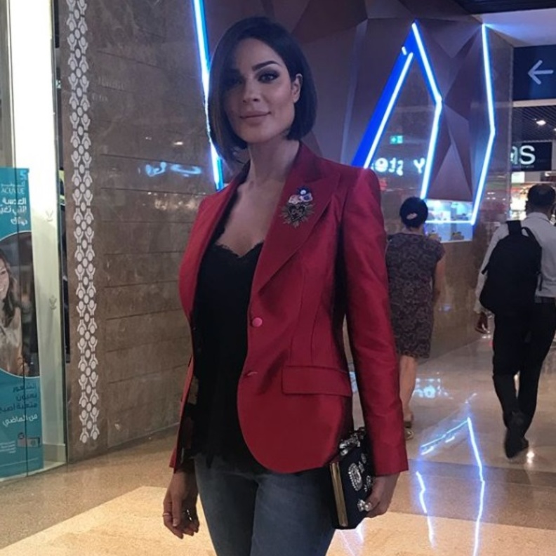 نادين نجيم أنيقة في أحدث اطلالة لها في البليزر مع الجينز